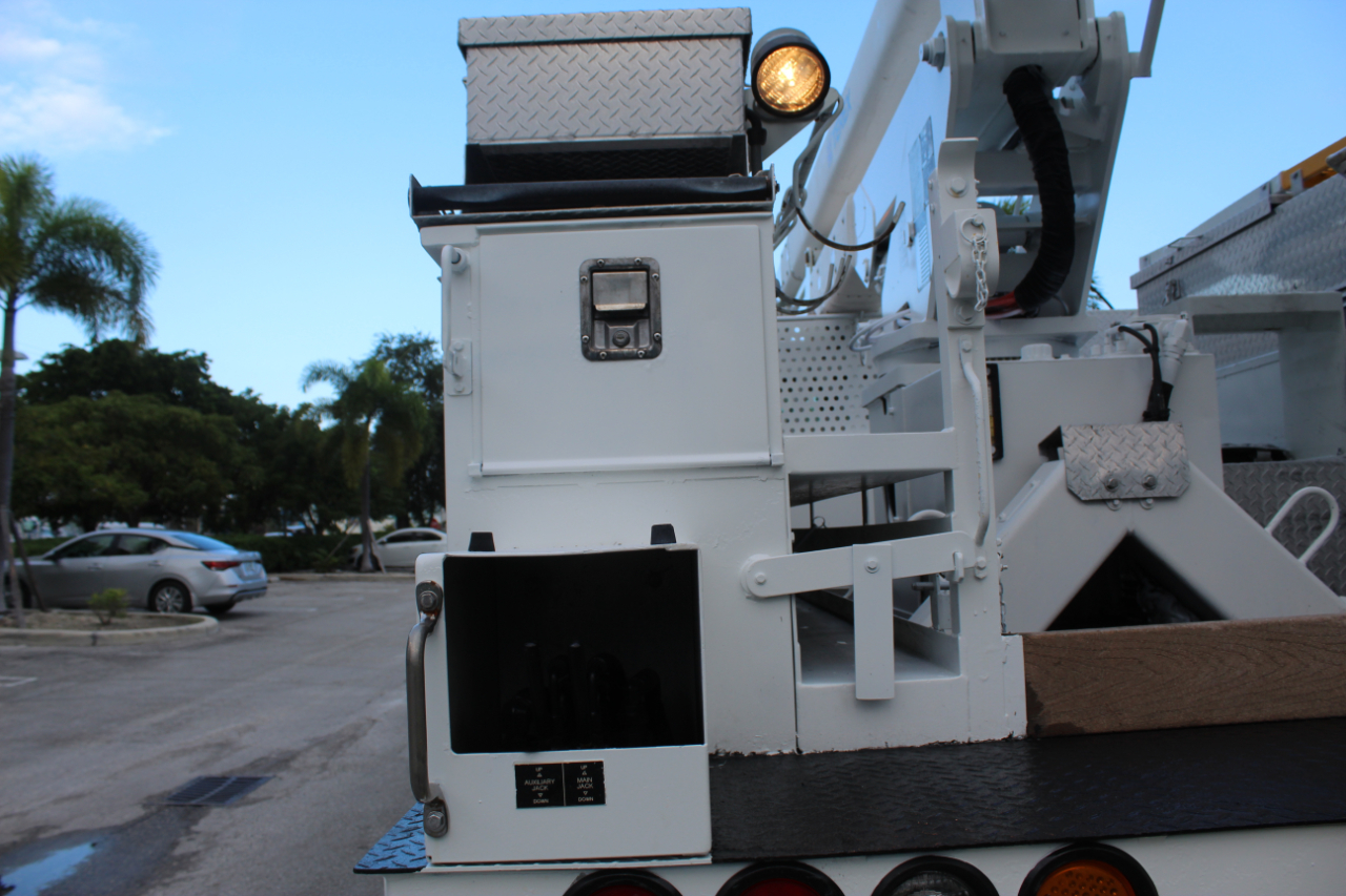 Camiones En Venta 2012 Freightliner M2 106 Bucket Truck – Boom Truck, Opa-Locka, Florida