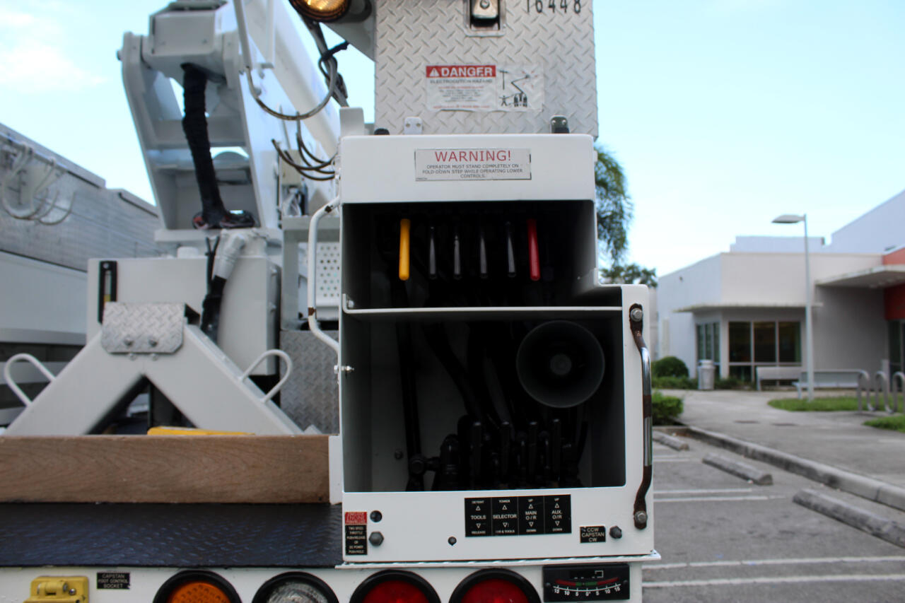 Camiones En Venta 2012 Freightliner M2 106 Bucket Truck – Boom Truck, Opa-Locka, Florida
