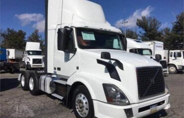 Camiones En Venta 2015 VOLVO VNL64T300 Conventional – Day Cab, Tractor, Miami, Florida