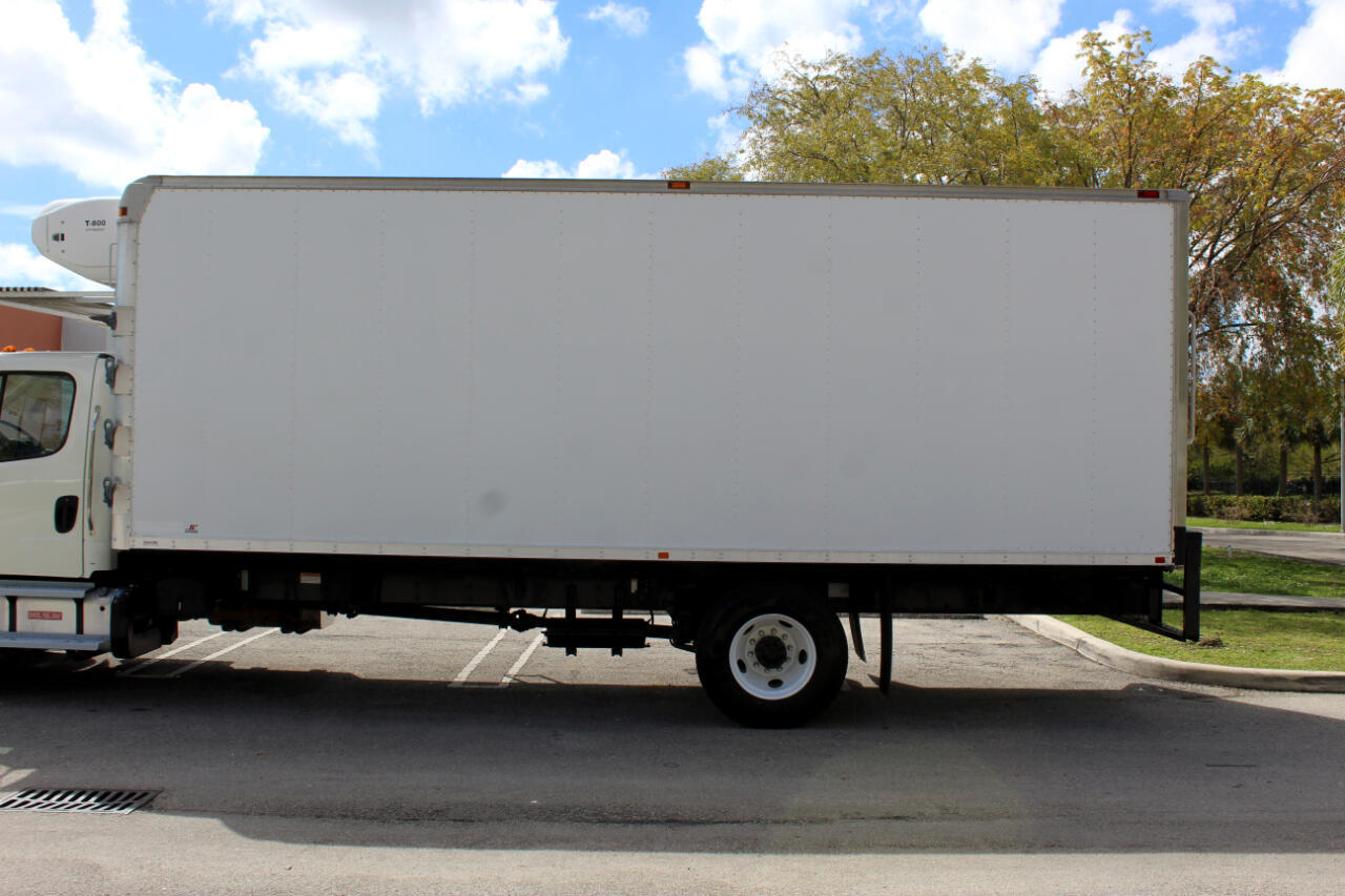 Camiones En Venta 2013 Freightliner M2 106 Reefer/Refrigerated Truck, Opa-Locka, Florida