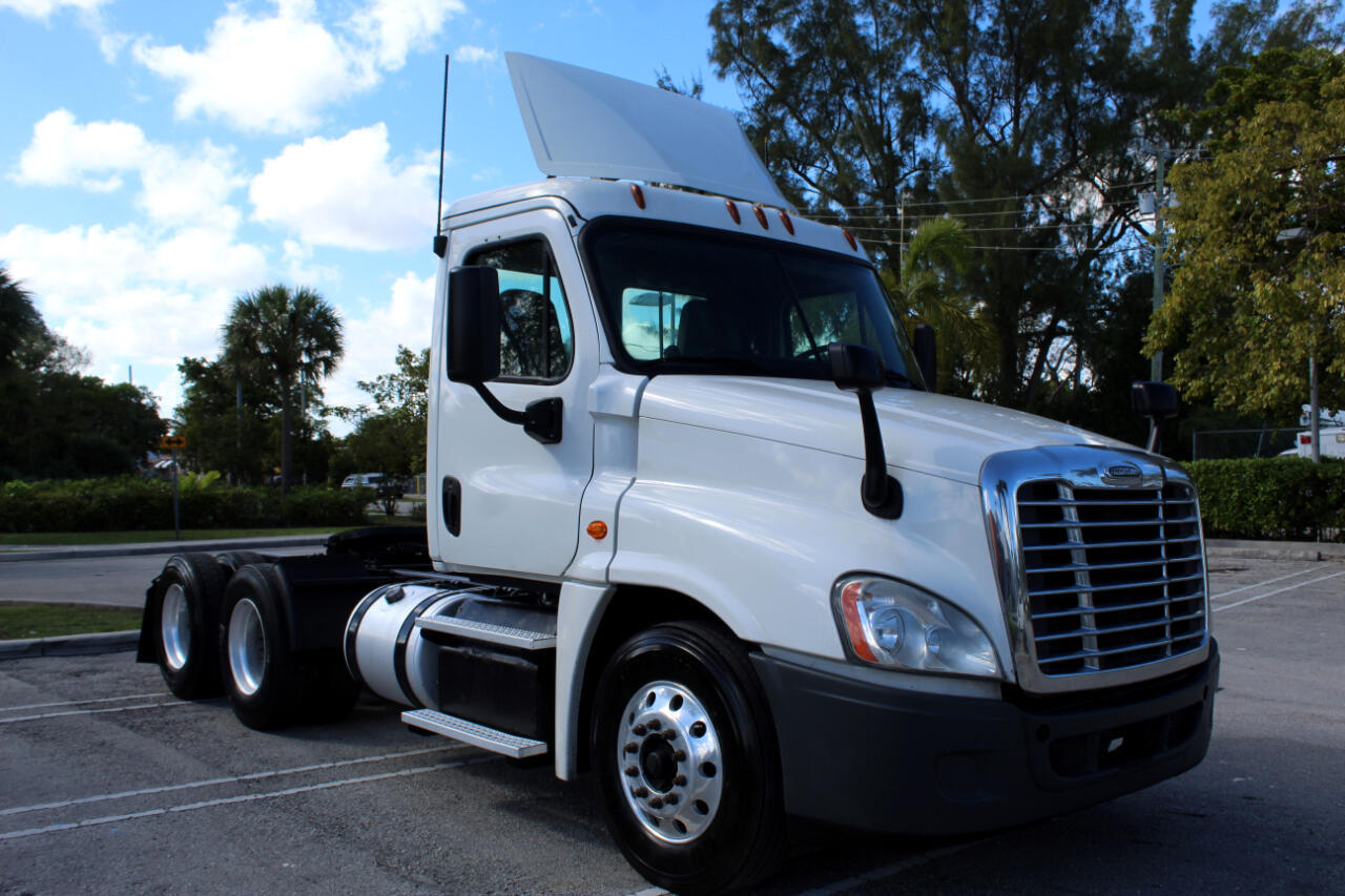 Camiones En Venta 2016 Freightliner Cascadia Conventional – Day Cab, Tractor, Opa-Locka, Florida