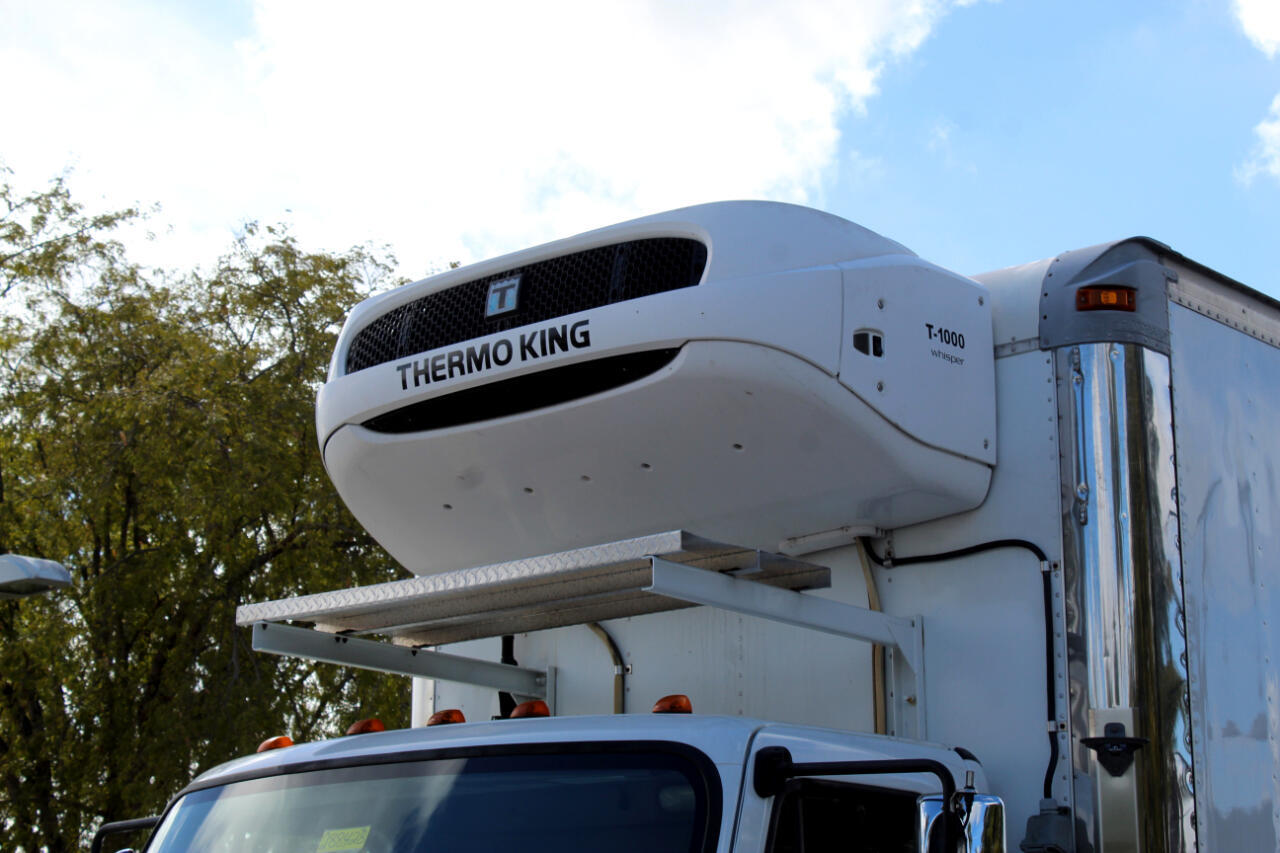 Camiones En Venta 2012 Freightliner M2 106 Reefer/Refrigerated Truck, Opa-Locka, Florida
