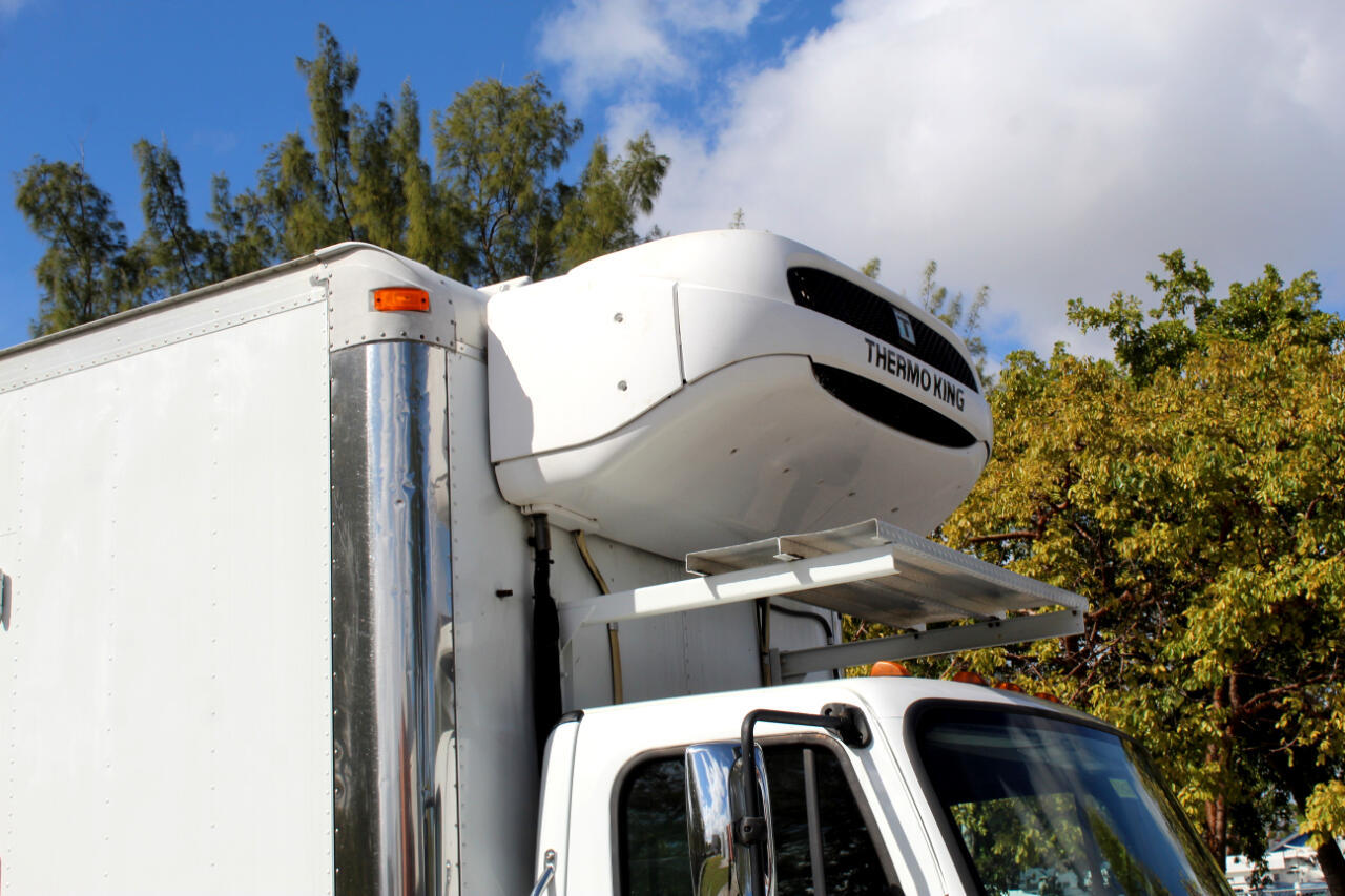 Camiones En Venta 2012 Freightliner M2 106 Reefer/Refrigerated Truck, Opa-Locka, Florida